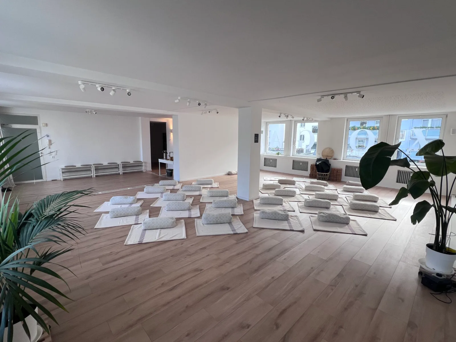 Eventlocation in Köln-Lindenthal – großer heller Raum mit 123 m², Holzboden und Bolstern