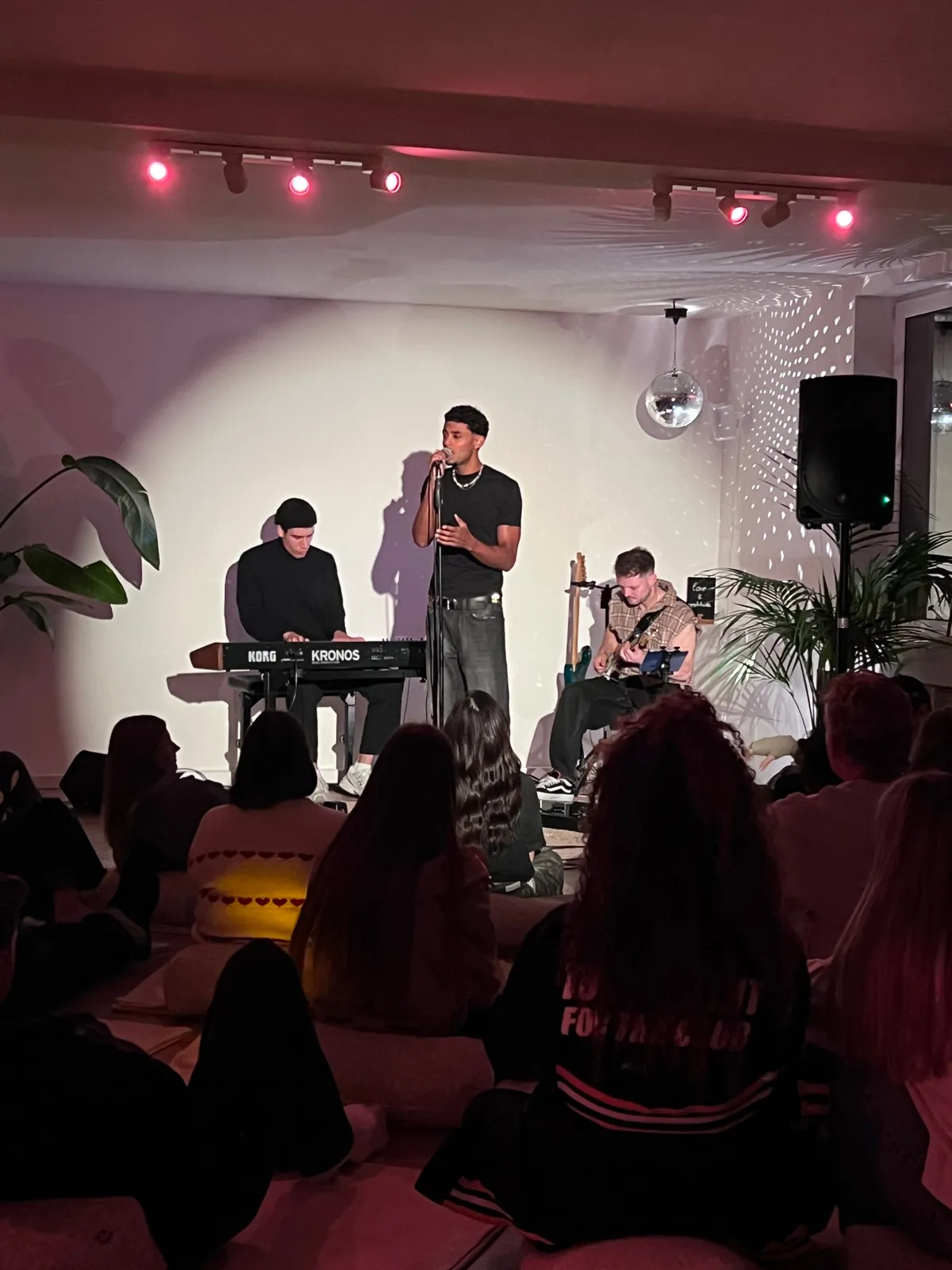 Live-Musik Event im Yoga Studio in Köln mit Publikum auf Bolstern